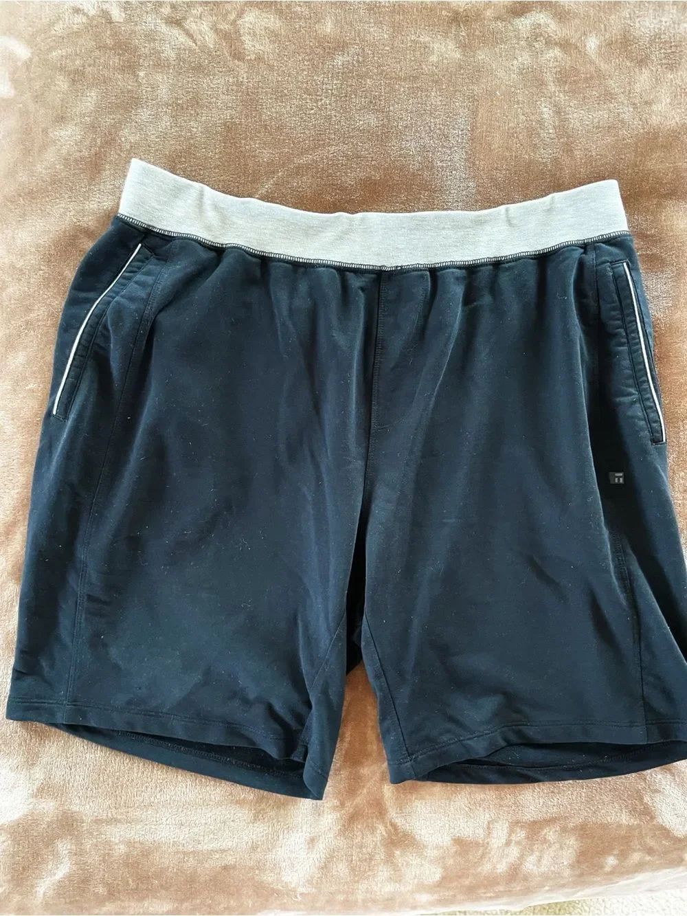 Tommy John Men's Go Anywhere Athletic Quick Dry Shorts with Pockets Size L